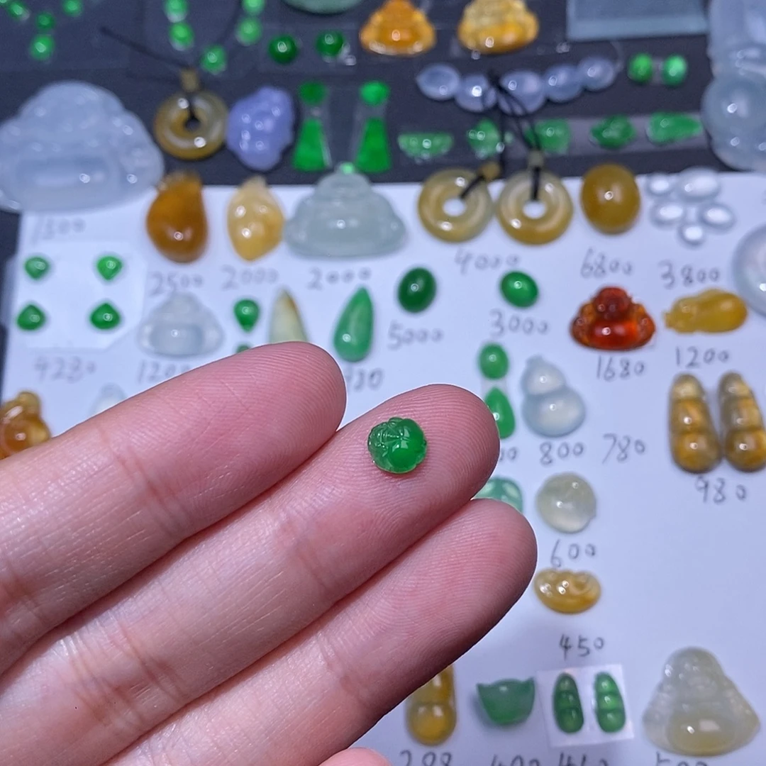 翡翠未镶嵌颈饰阳绿招财小金蟾