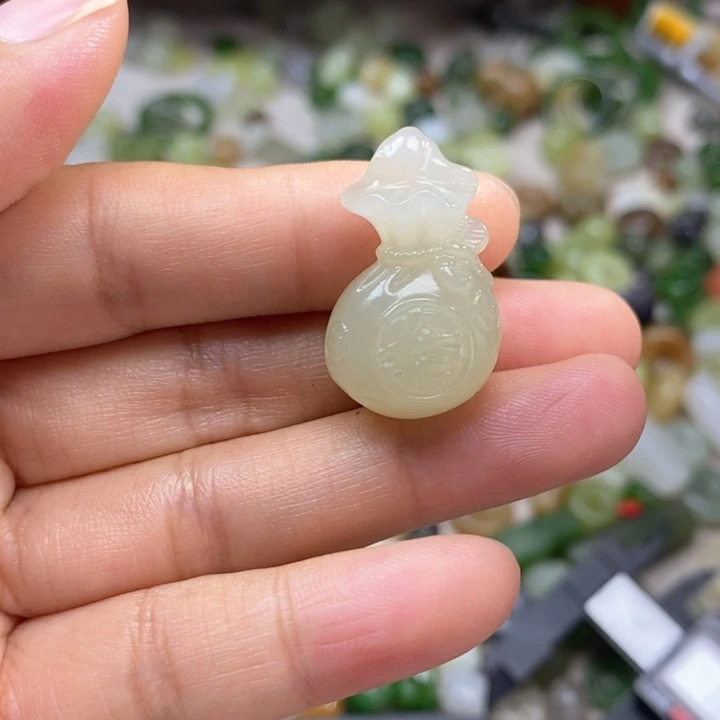 和田玉未镶嵌挂件