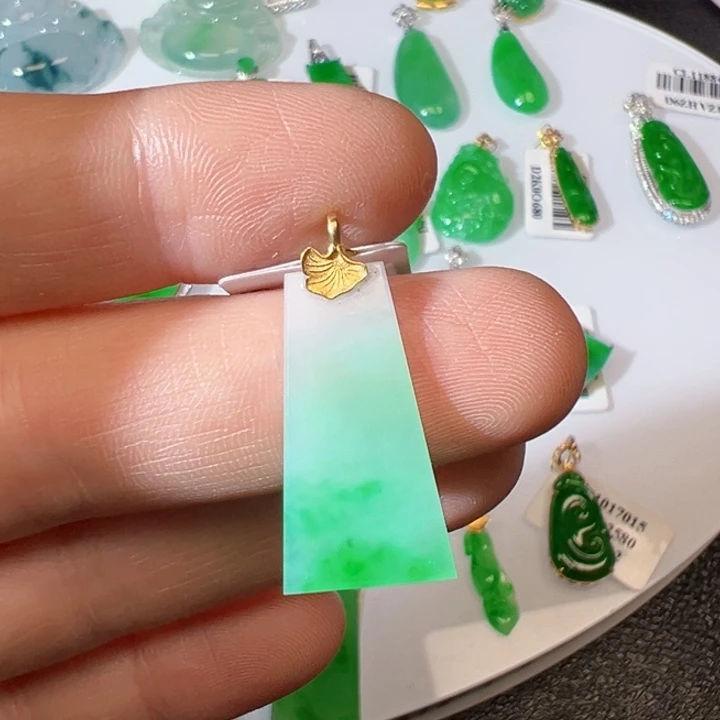 翡翠挂件18K金镶嵌翡翠