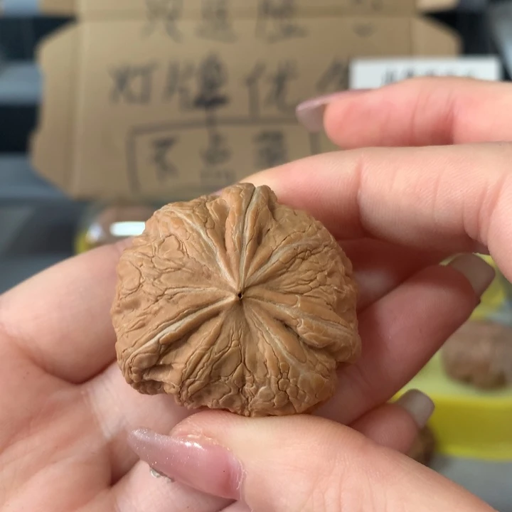 晨***曦文玩核桃吊坠异形单只，有瑕疵