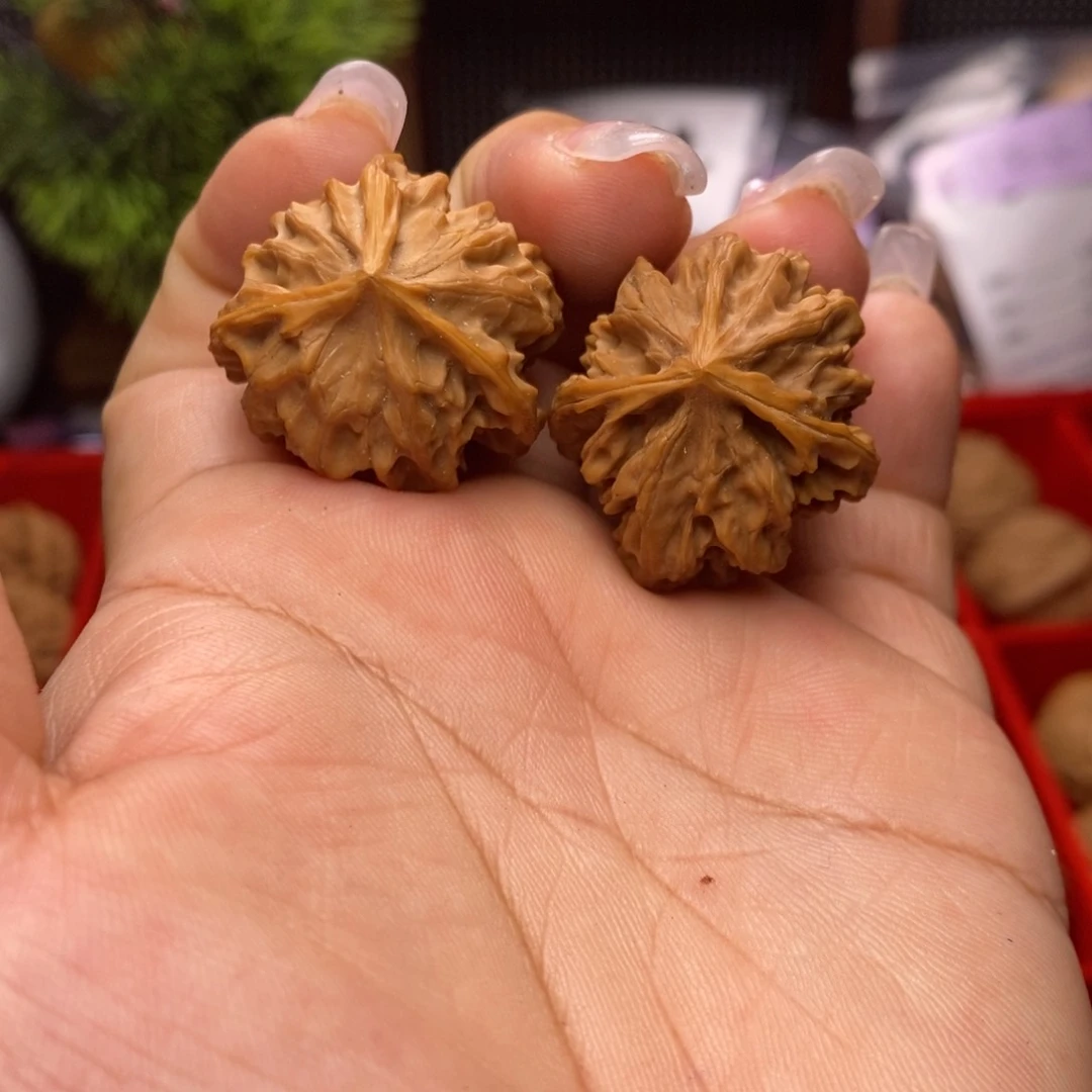 文玩核桃吊坠岐山三棱。边29。丹