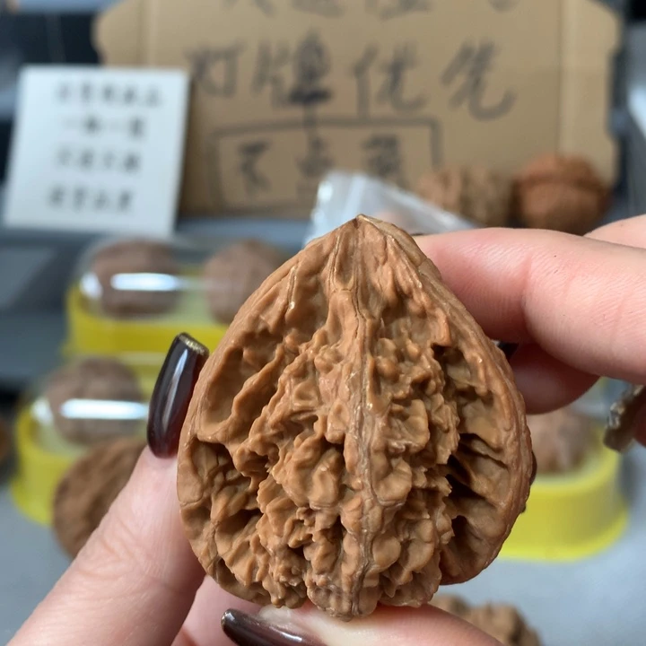 鸿***吊坠文玩核桃异形单只，有瑕疵