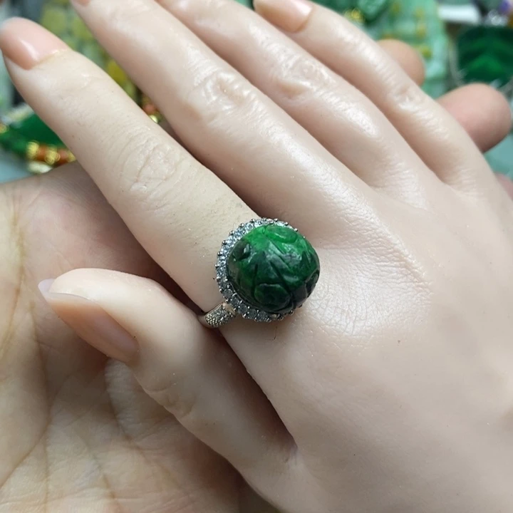 翡翠未镶嵌吊坠(赠链)