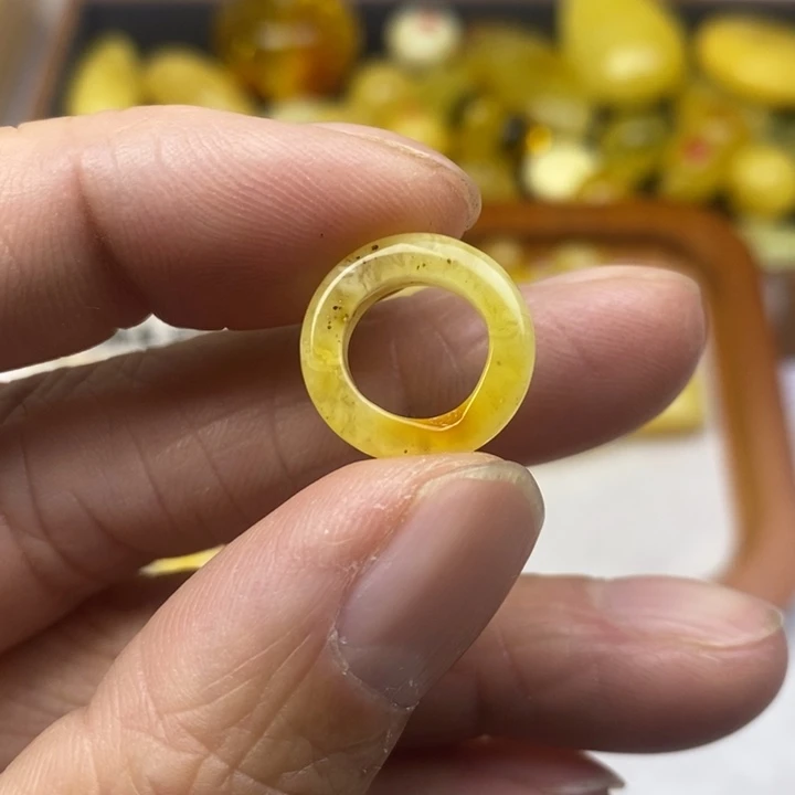 蜜蜡未镶嵌裸石瑕疵内直径卡9➕