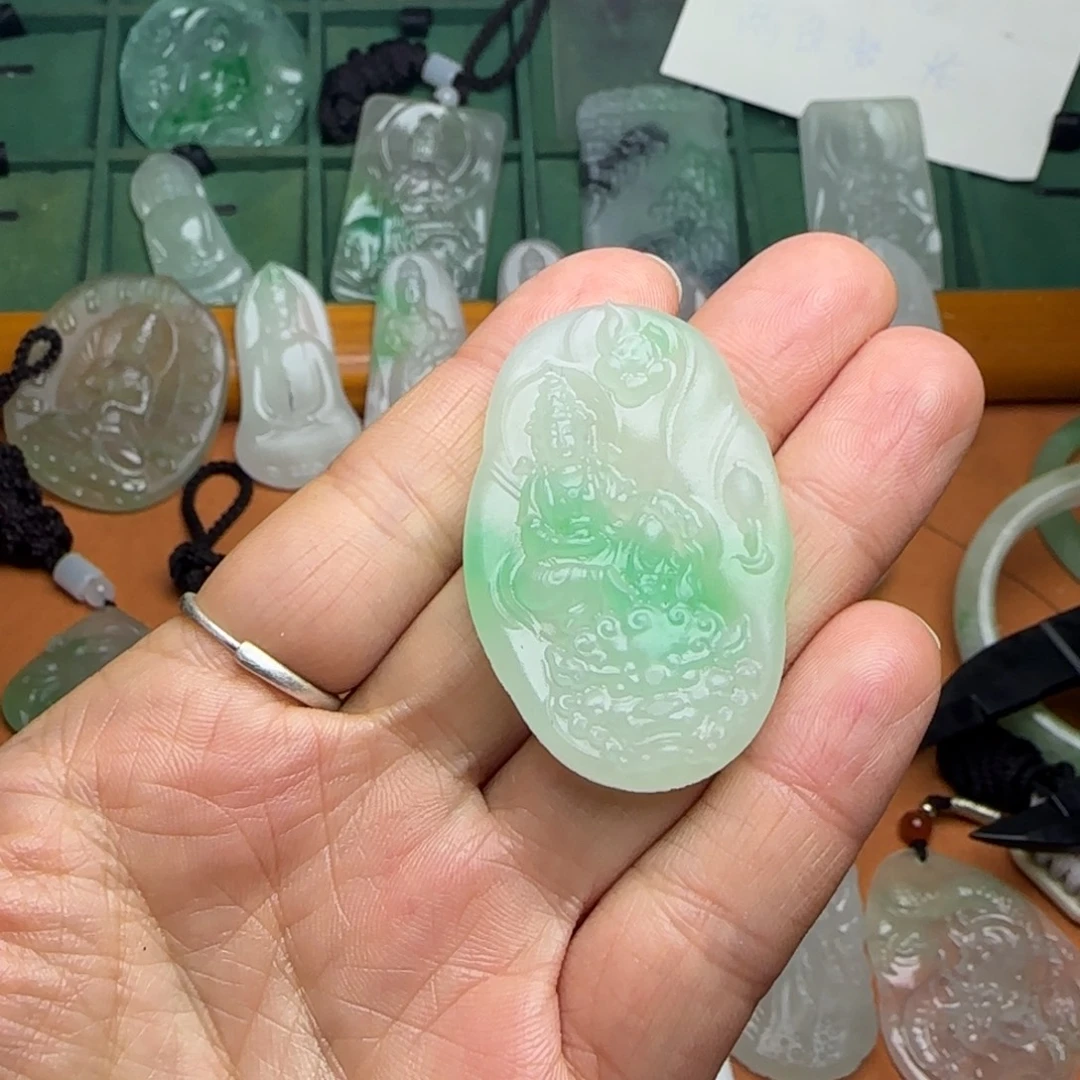 翡翠未镶嵌颈饰文殊