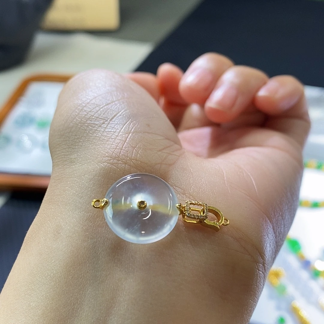 翡翠挂件未镶嵌平安扣