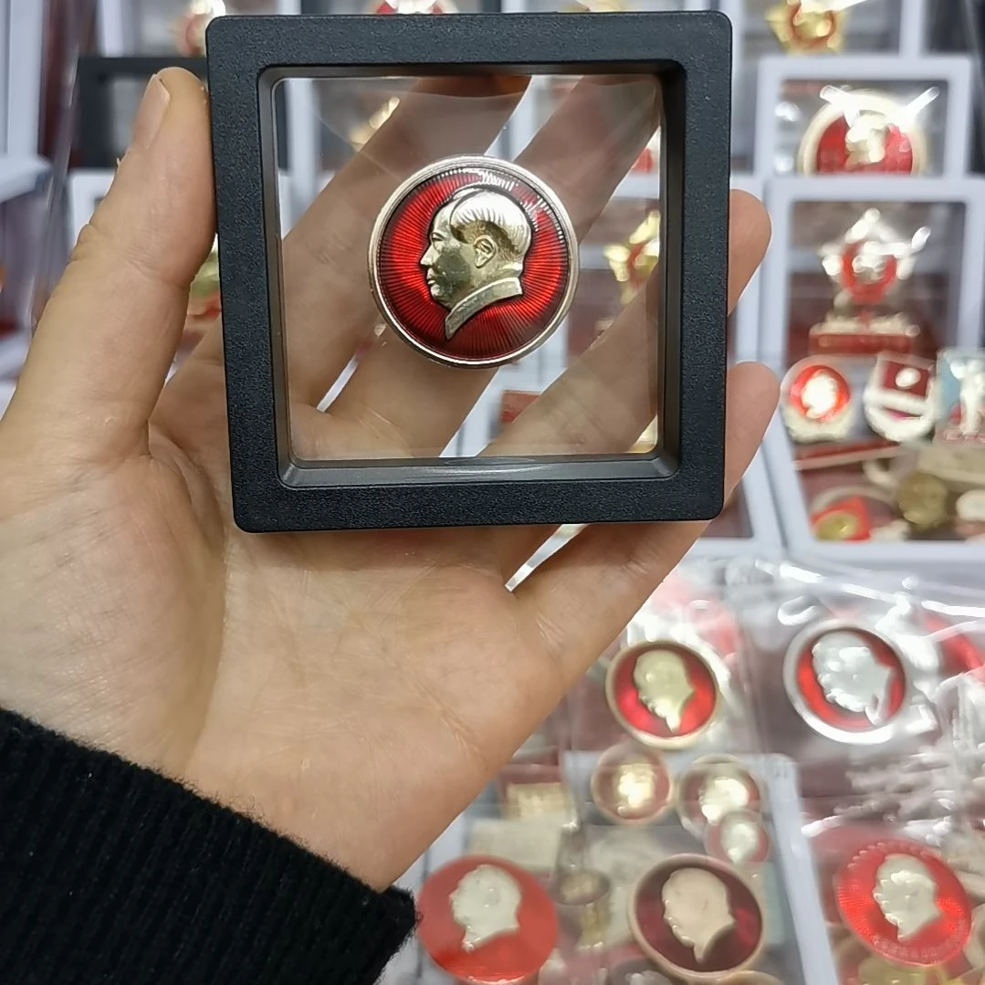 其他普通金属弯****哥红色收藏纪念章1枚