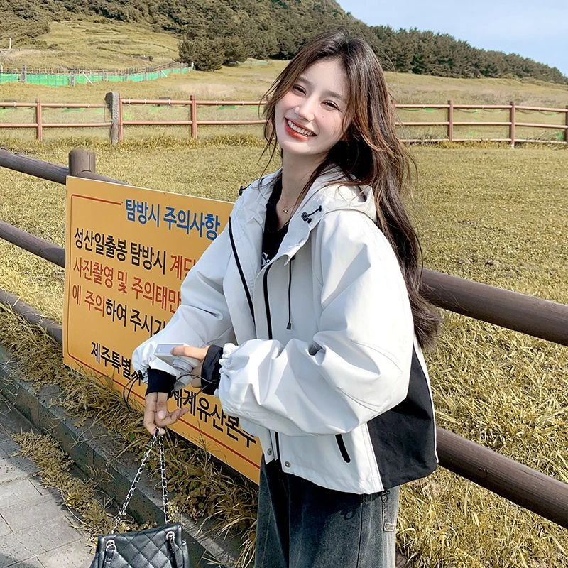 2025春秋新款拼色连帽短款冲锋衣外套女高级感宽松休闲小个子上衣