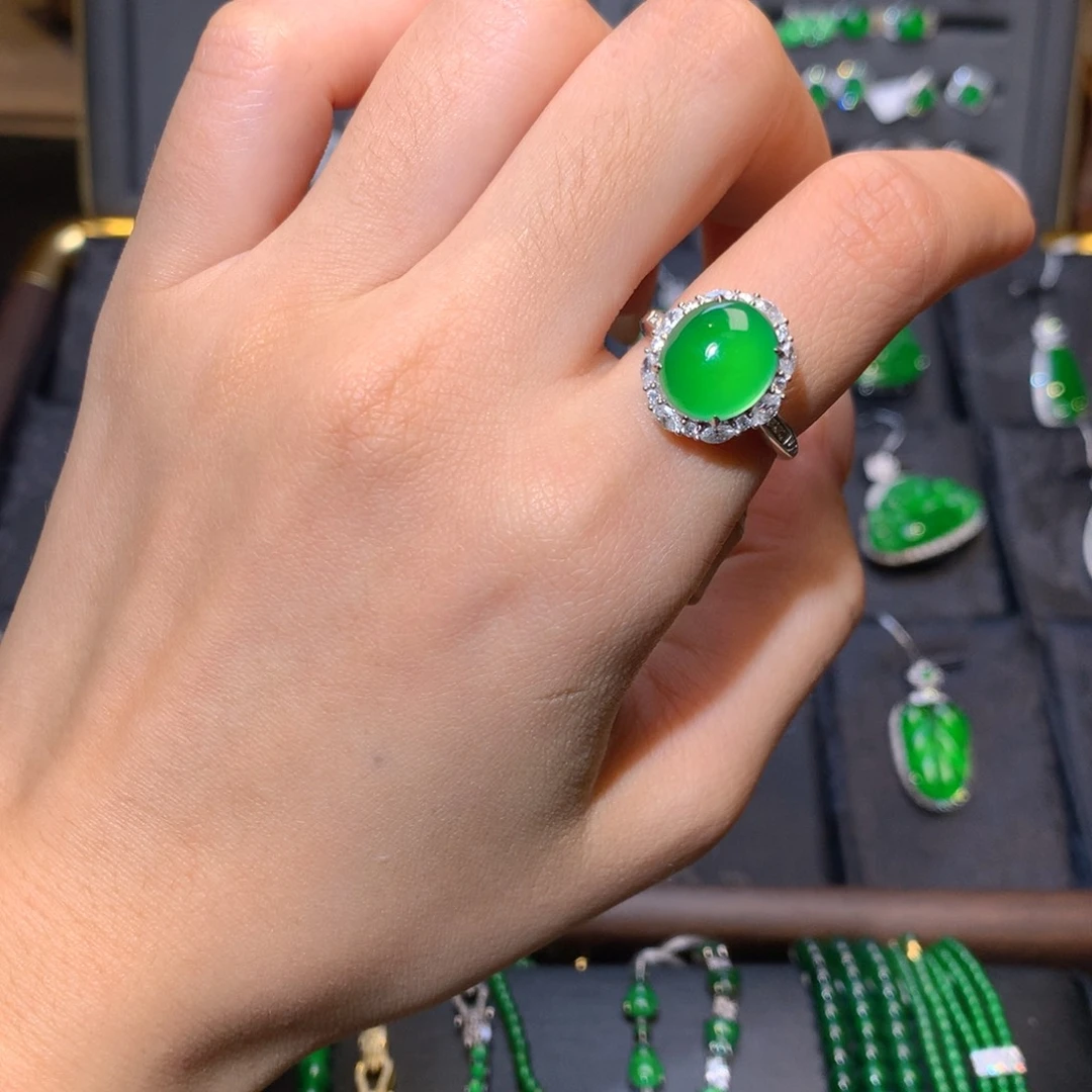 18K金镶嵌戒指翡翠蛋面