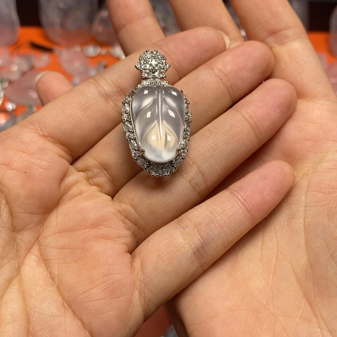 石英质玉合金颈饰