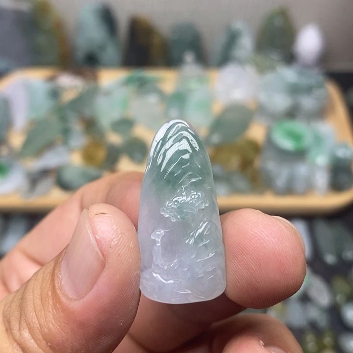 翡翠未镶嵌颈饰山水