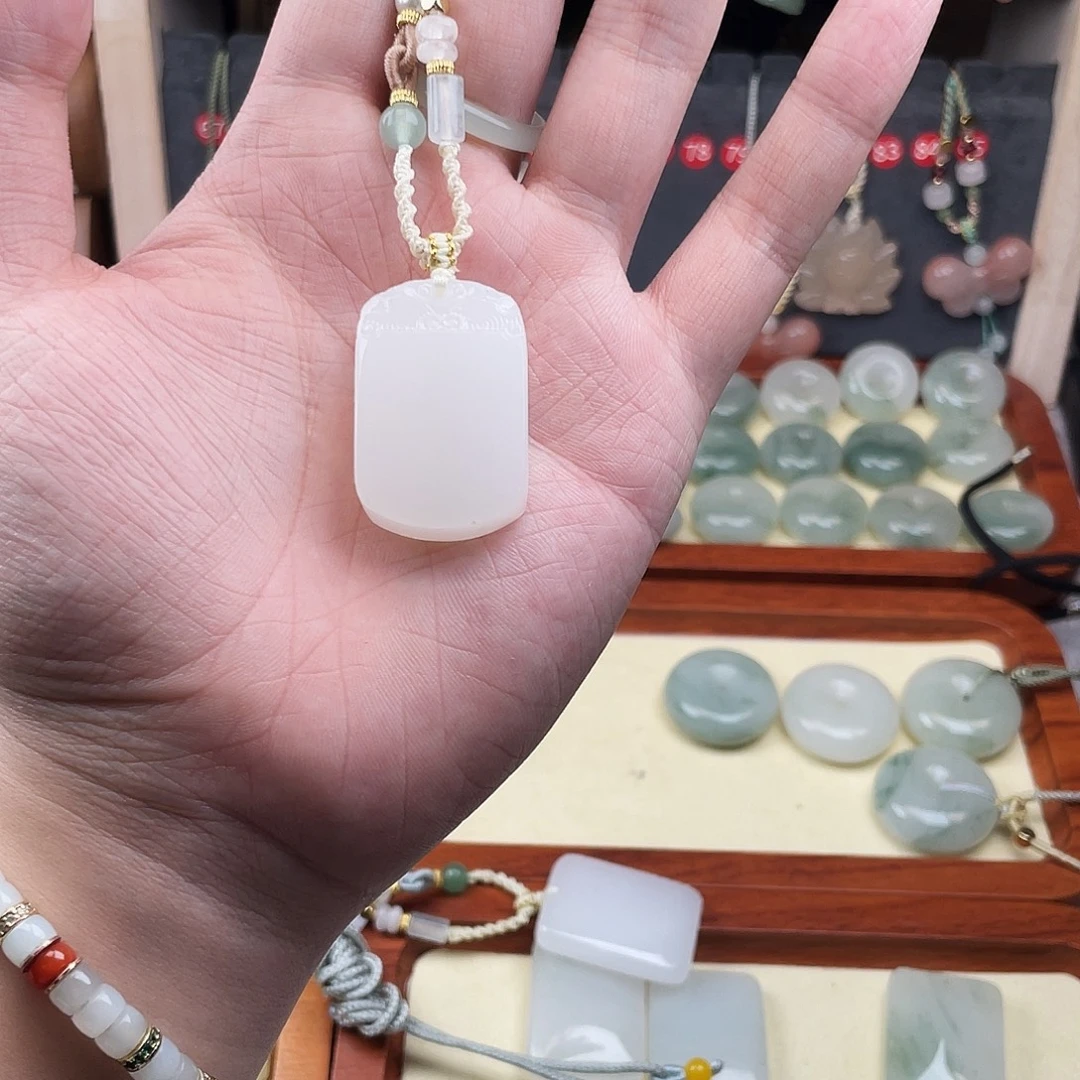 石英质玉未镶嵌颈饰