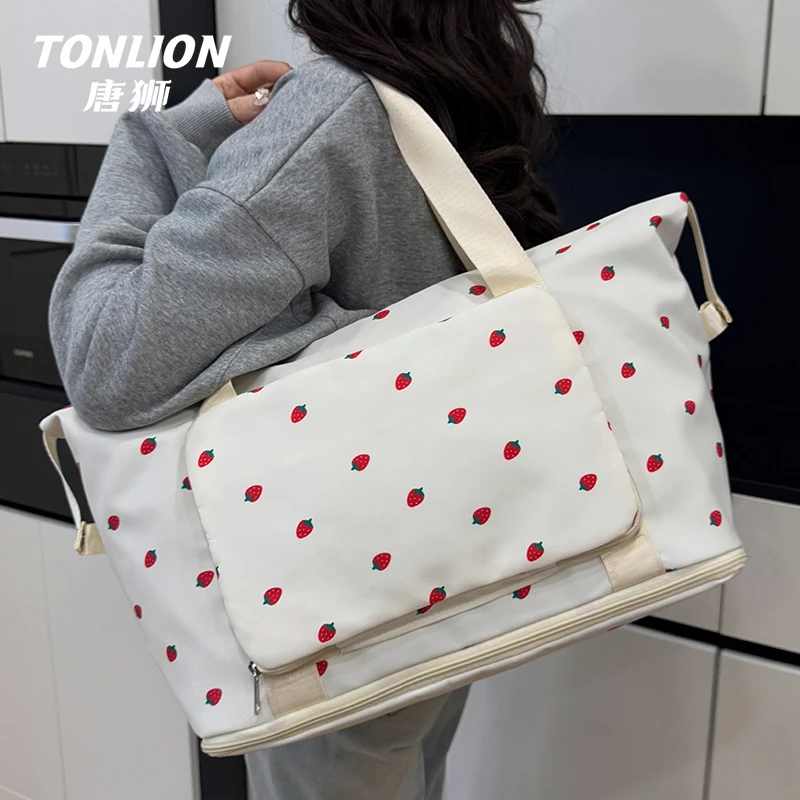 tonlion/唐狮旅行包韩版百搭休闲轻便通勤包简约健身包草莓印花新