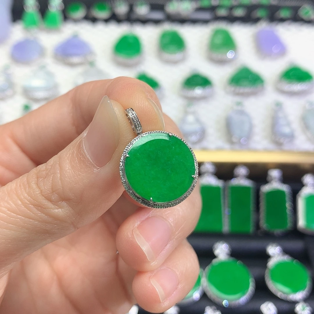 颈饰18K金镶嵌翡翠吊坠