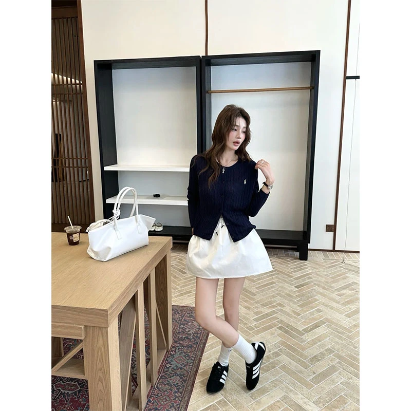 早秋季显瘦网红穿搭设计感针织长袖上衣气质收腰半身裙高腰直筒裤