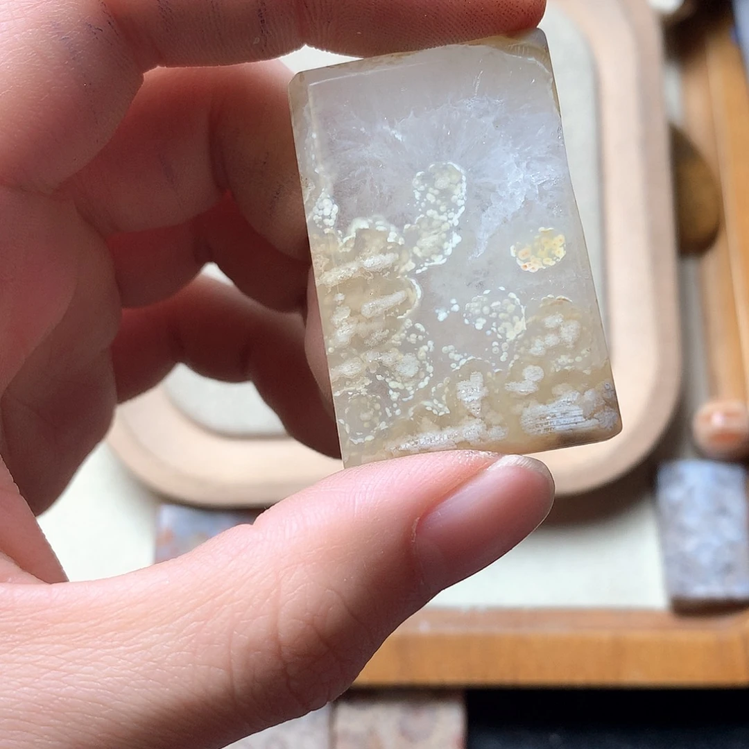石英质玉颈饰未镶嵌致*树
