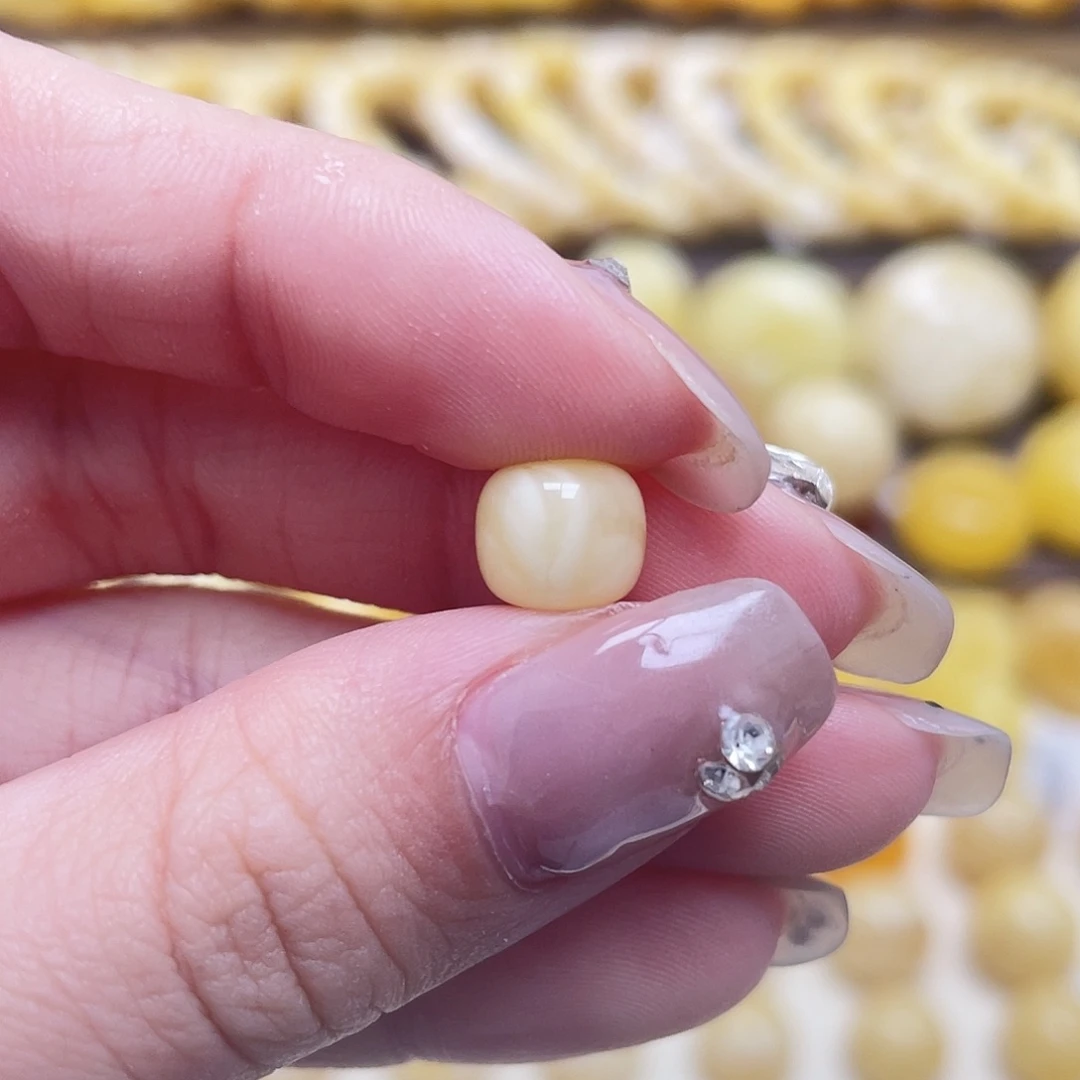 琥珀未镶嵌裸石8.4*7.4mm老型瑕