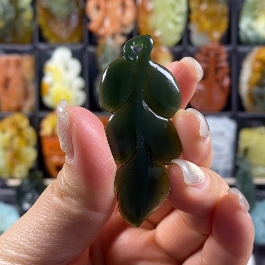 蛇纹石玉颈饰合金