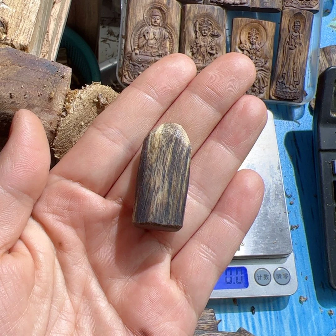 沉香吊坠白棋素牌3克