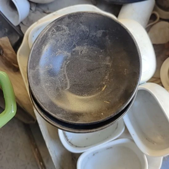 瓷发四个黑色料碟子