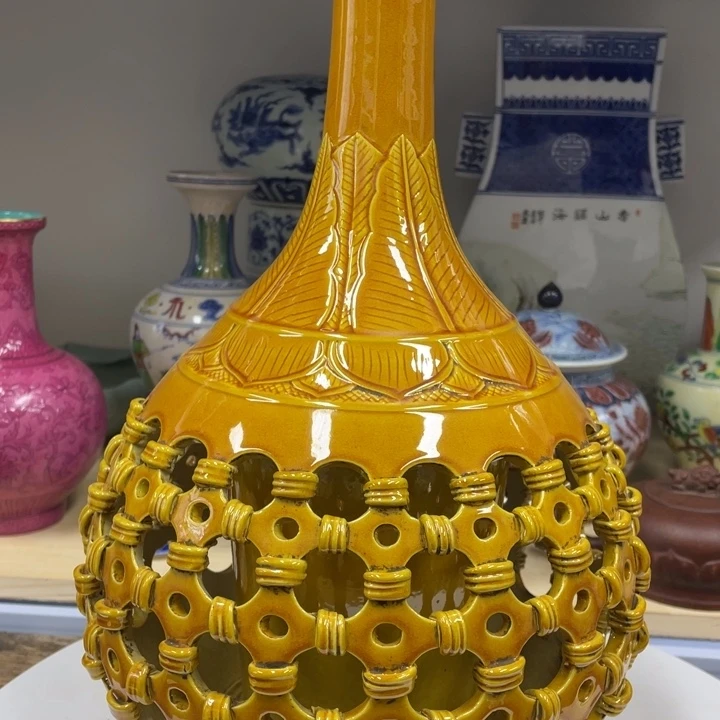 陶瓷黄釉天球瓶一个