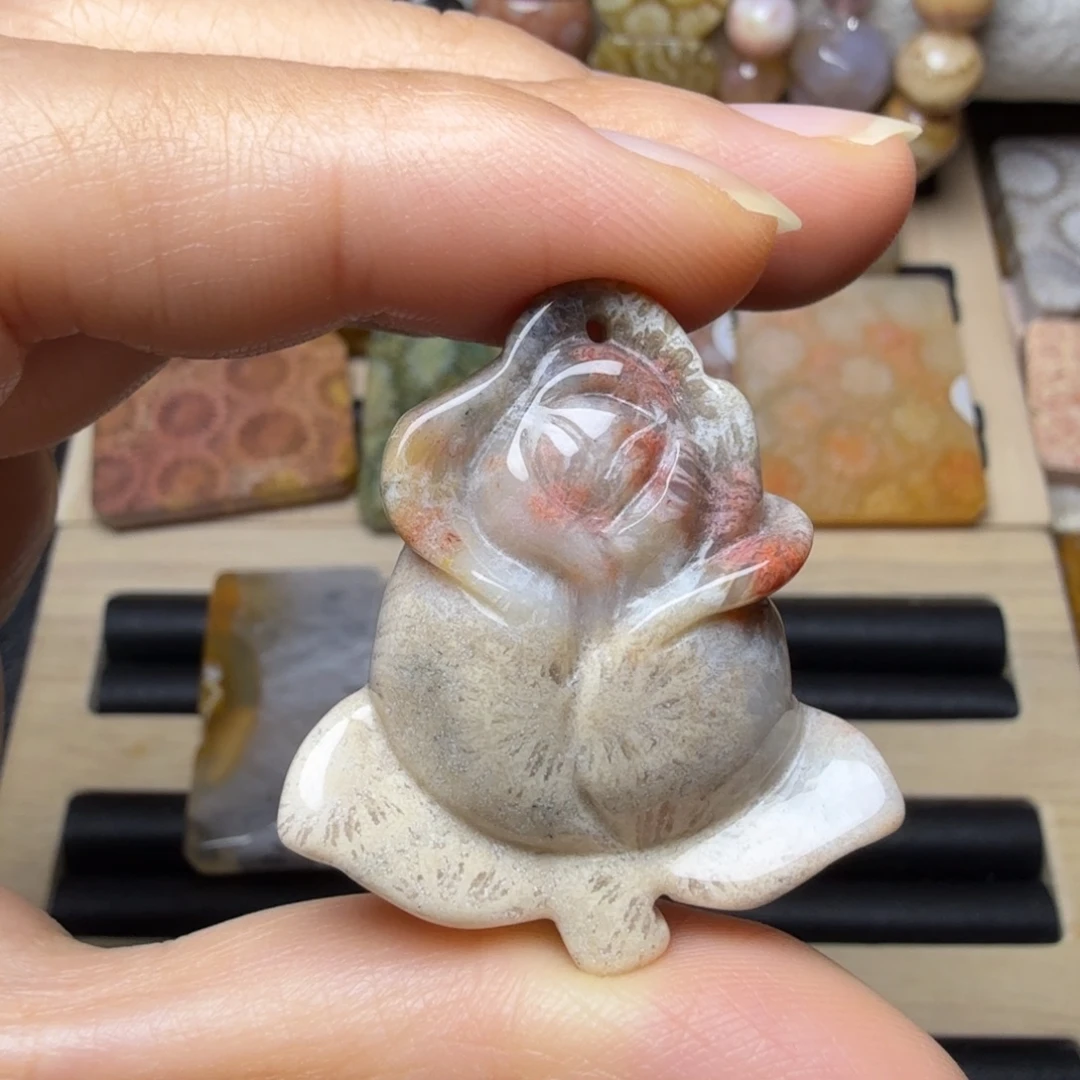 硅化玉未镶嵌俏色玫瑰花，可盘
