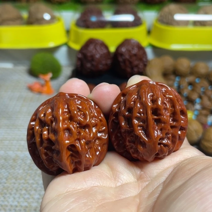 把件桃核野狼。