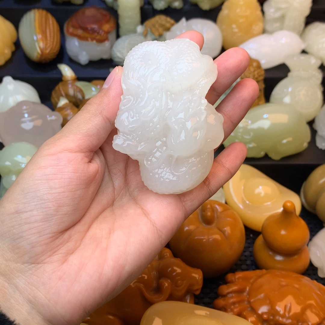 L***H五彩石手把件白色龙