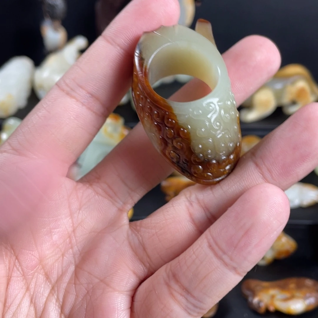 小****和田玉未镶嵌颈饰