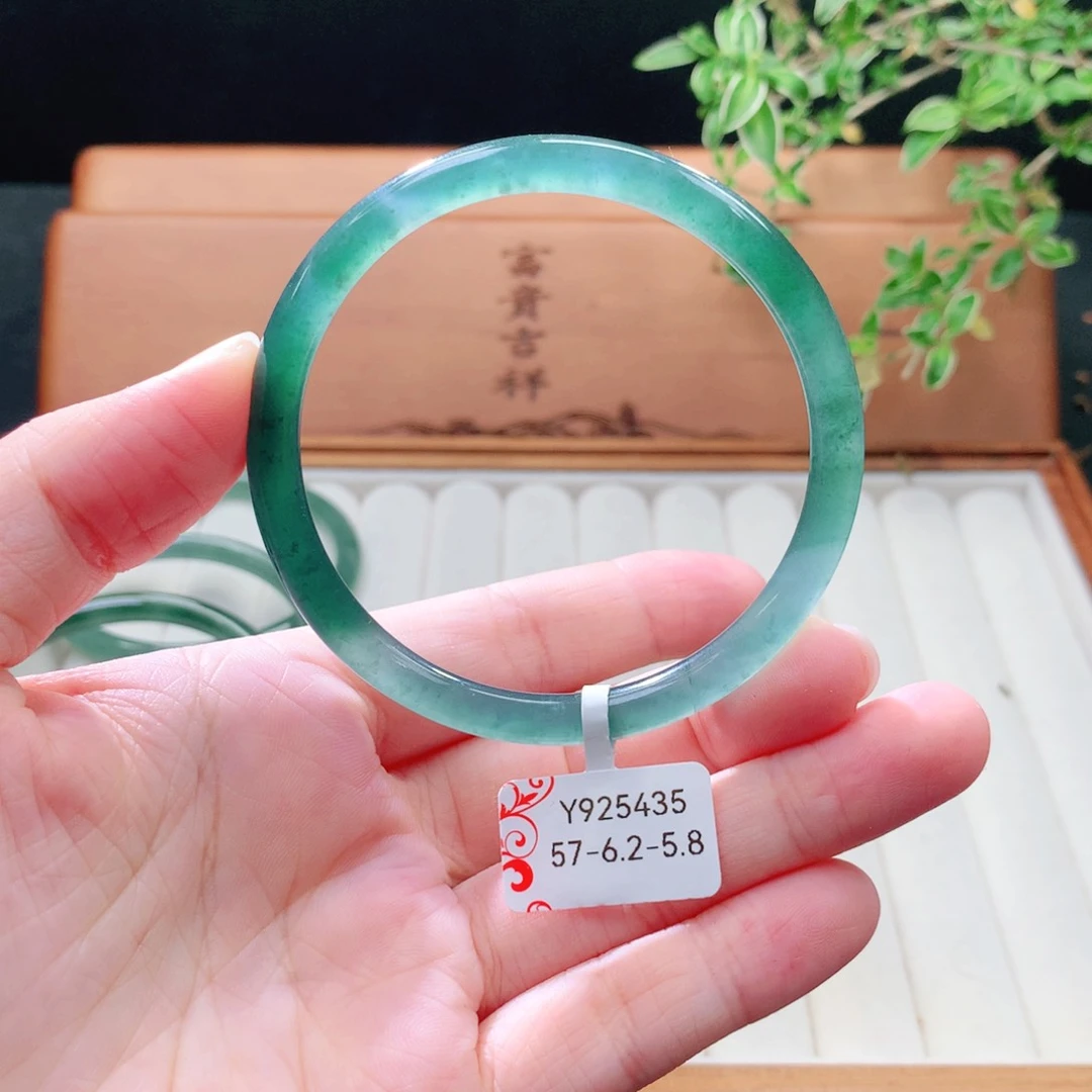 未镶嵌手镯（圆镯）翡翠