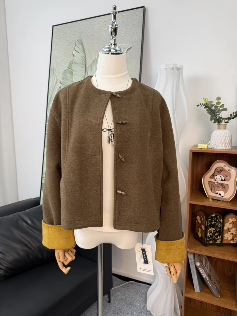 1、复古风棕色针织披肩毛呢短外套女秋冬季新款短款外套