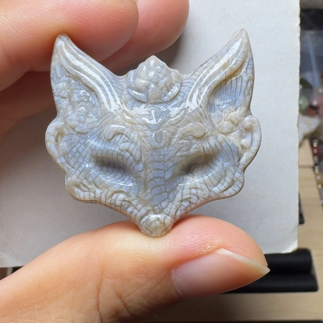 未镶嵌灰蓝凤尾，狐狸面具硅化玉