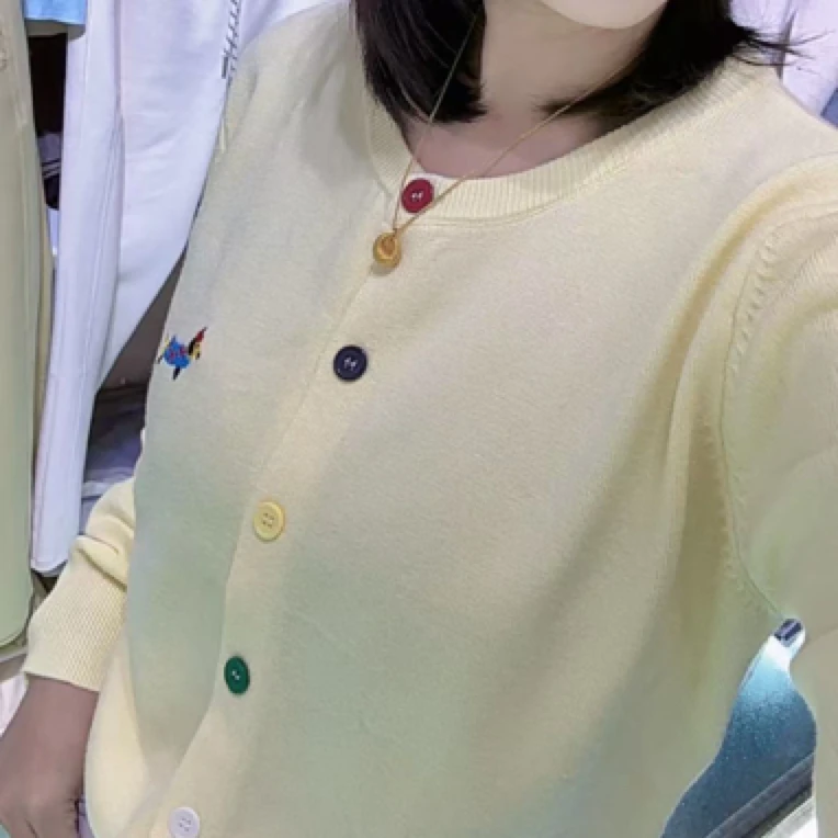 银弟，彩色扣子小马针织衫