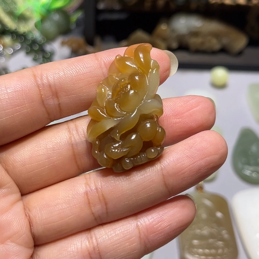 小****和田玉未镶嵌颈饰