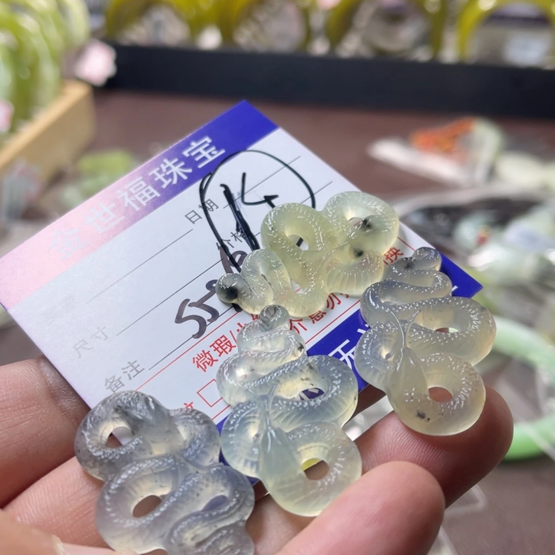 蛇纹石玉颈饰未镶嵌