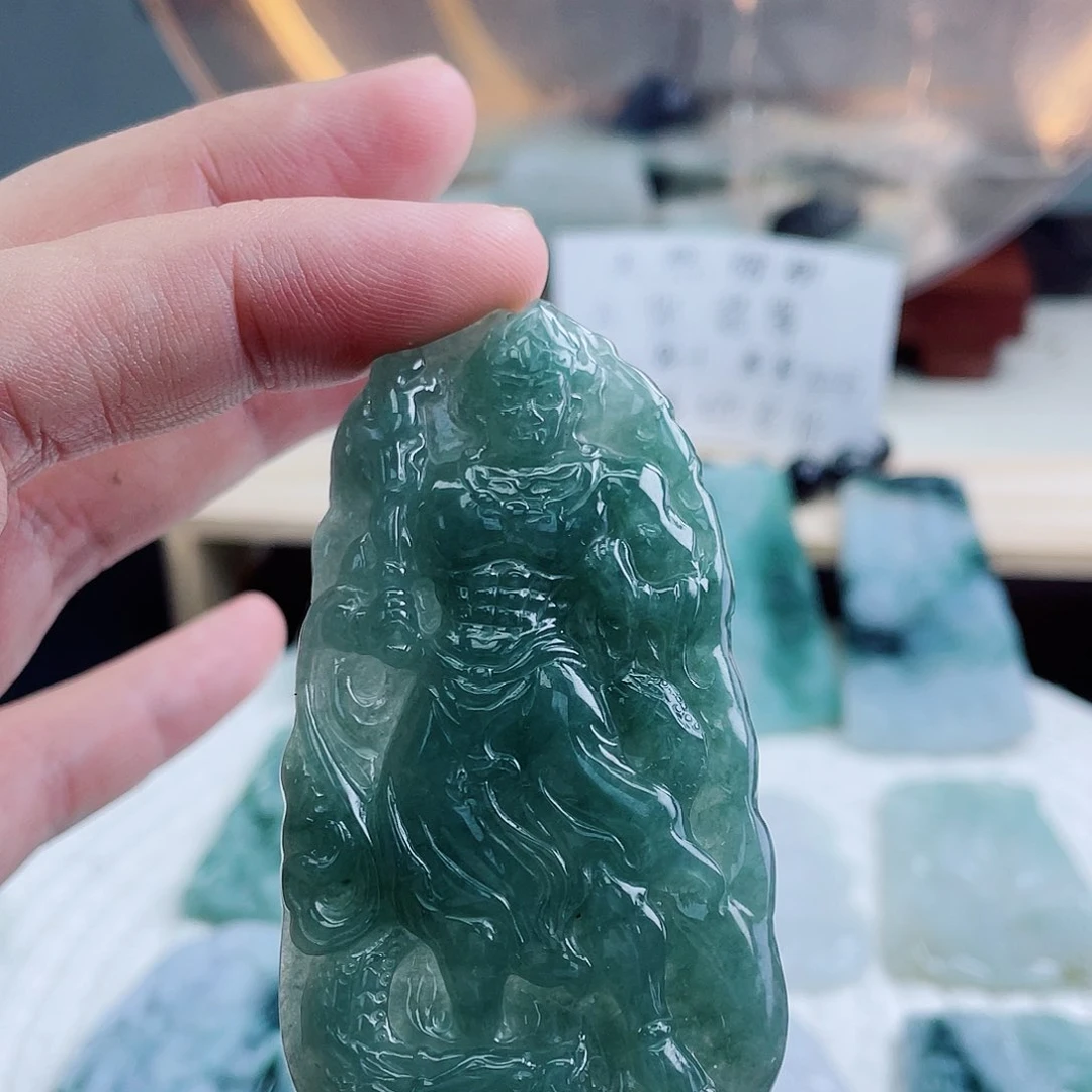 翡翠未镶嵌颈饰不动尊
