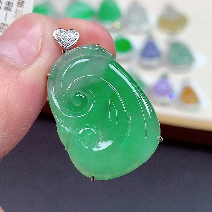 翡翠18K金镶嵌颈饰