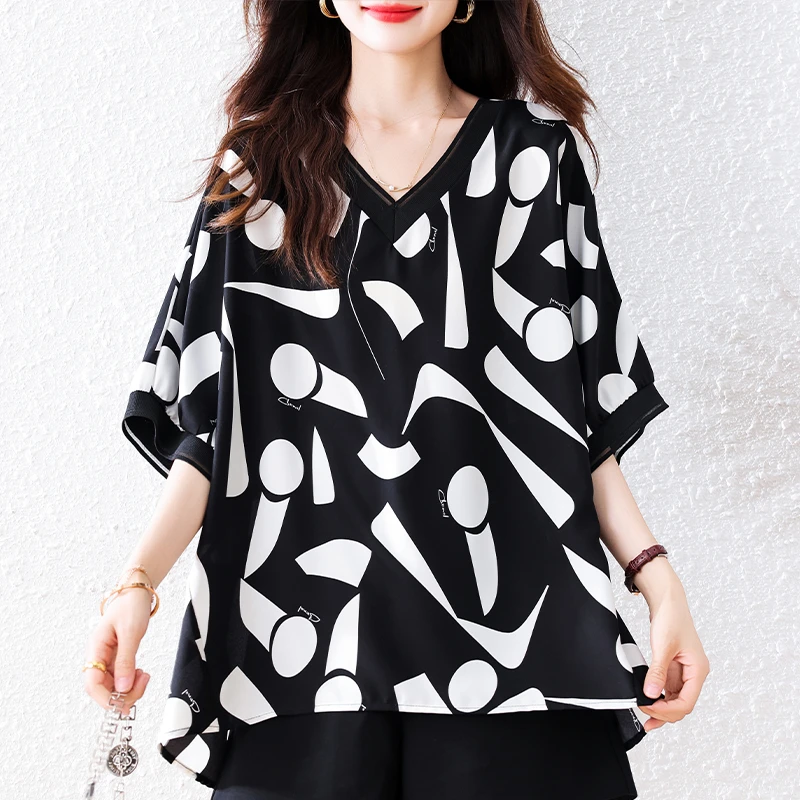 2025夏季v领印花短袖t恤女新款宽松显瘦减龄时尚遮肚大码休闲上衣
