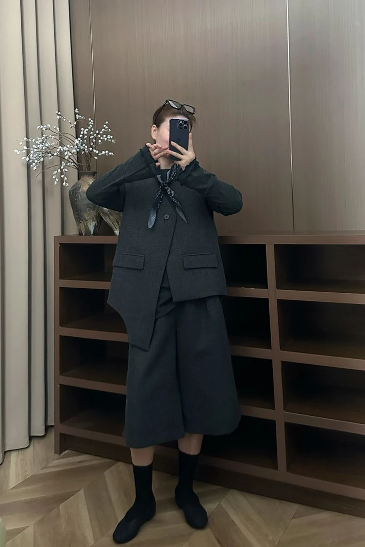 2025新款欧版洋气极简风洋气高克重不规则西装料马甲配丝巾女士