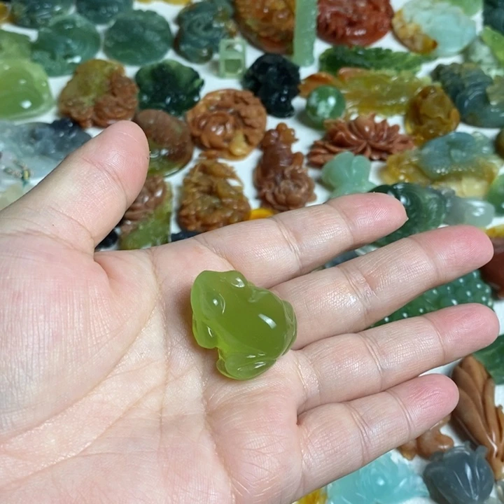 蛇纹石玉颈饰未镶嵌姐****?