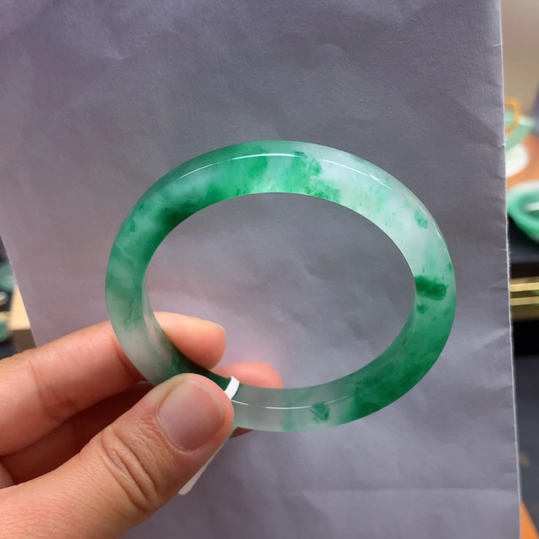 【闪购商品】未镶嵌手镯石英质玉