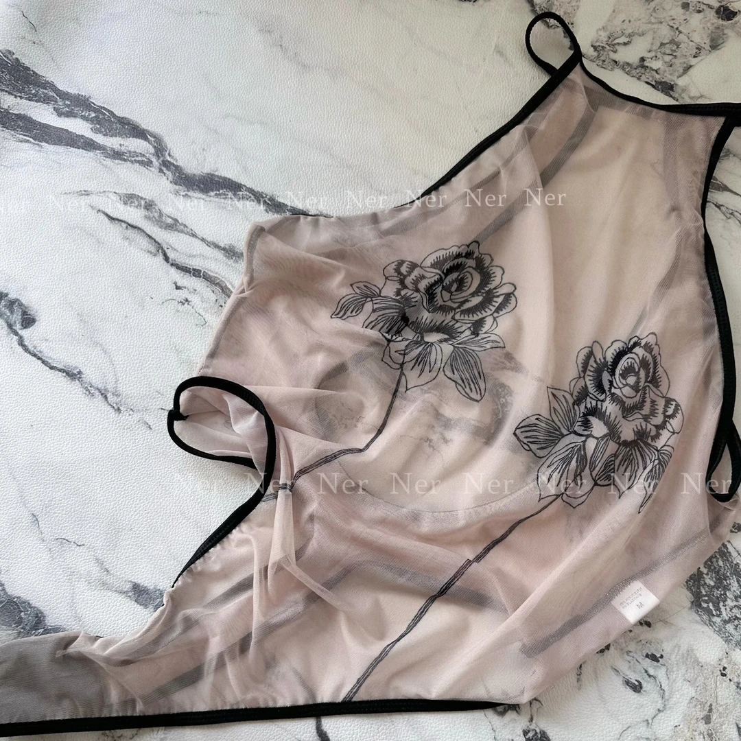 挂脖背心刺绣工艺裸色系