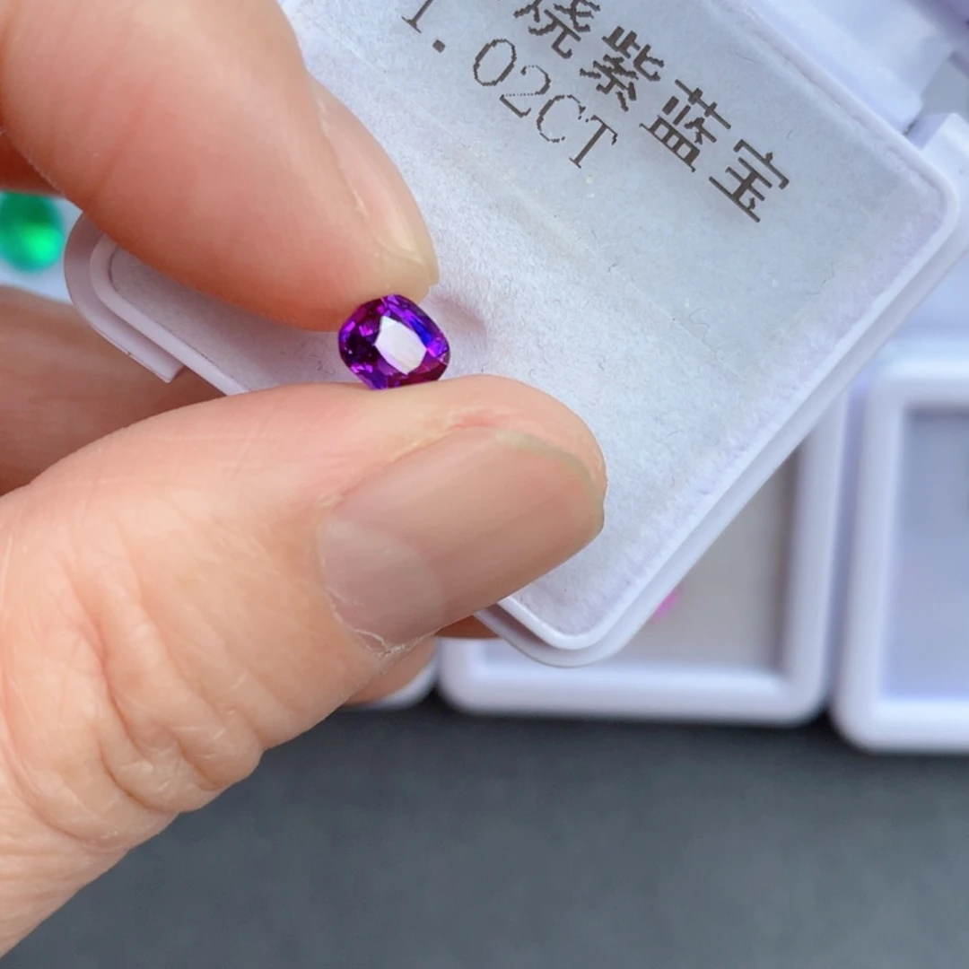 1.02克拉裸石彩色蓝宝石未镶嵌