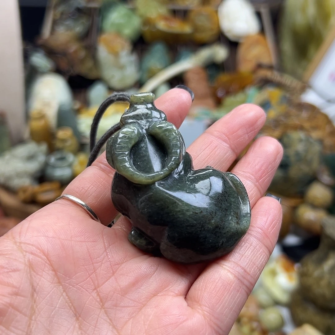 翊***儿颈饰未镶嵌岫岩河磨玉（透闪石质玉）河磨玉牛手玩