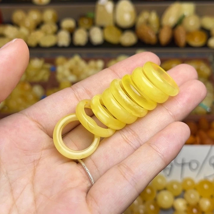 蜜蜡未镶嵌珠宝奇石鸡油黄妖花戒圈一个按内径挑选
