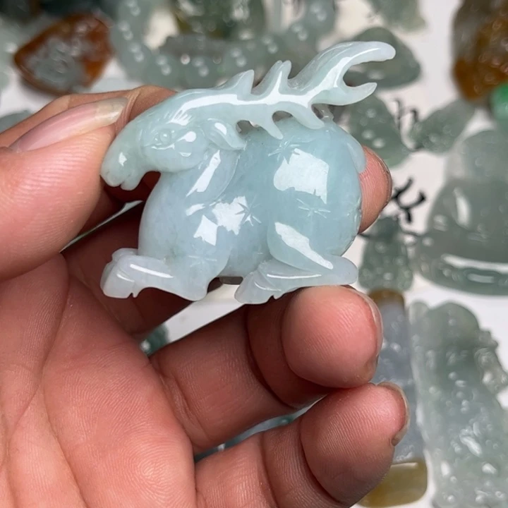 翡翠未镶嵌颈饰鹿