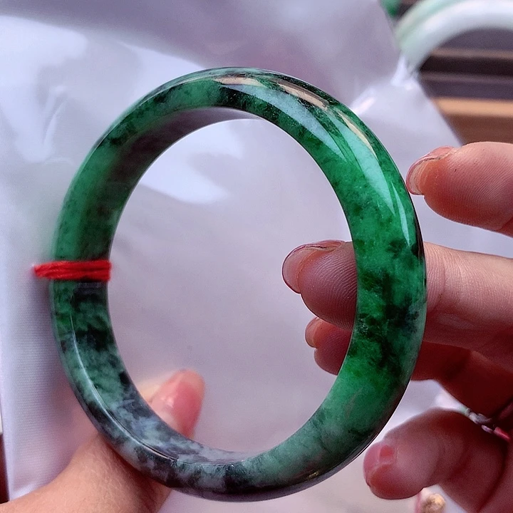 翡翠手镯未镶嵌翡翠