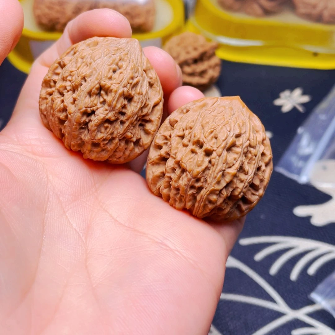 吊坠文玩核桃绣球一对