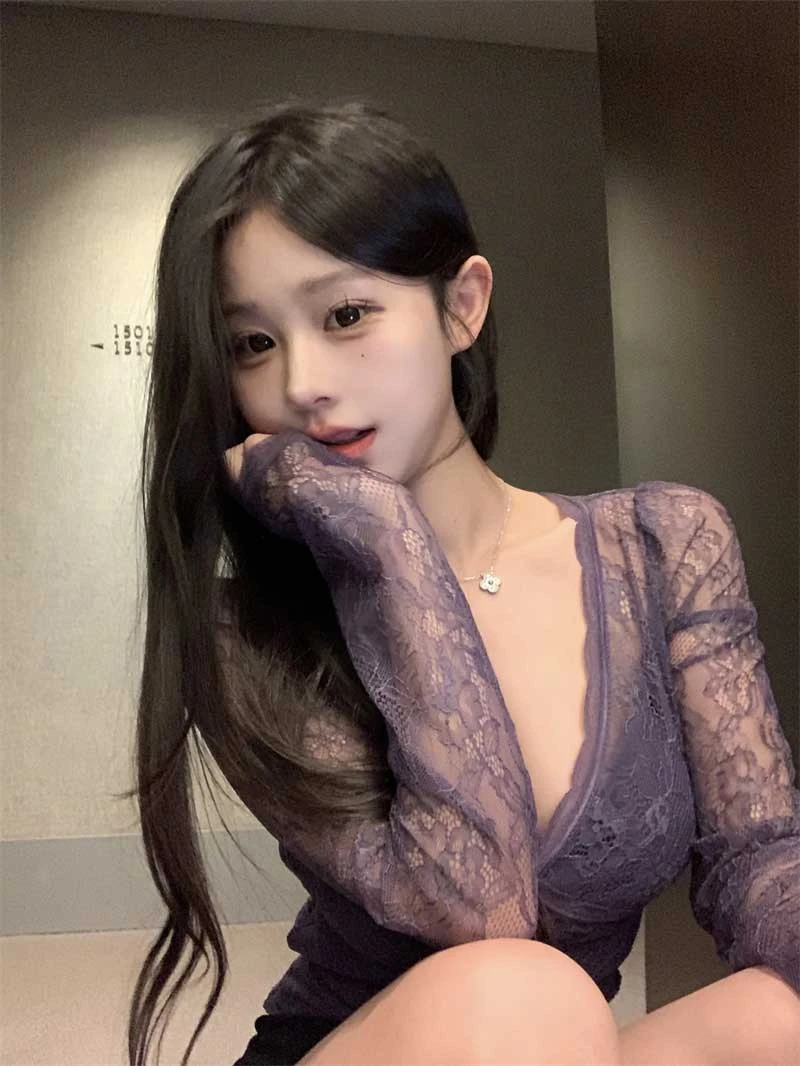 紫色长袖v领蕾丝打底衫女春季性感纯欲独特绝美修身短款内搭上衣