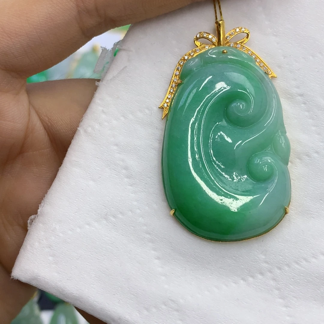 翡翠18K金镶嵌颈饰
